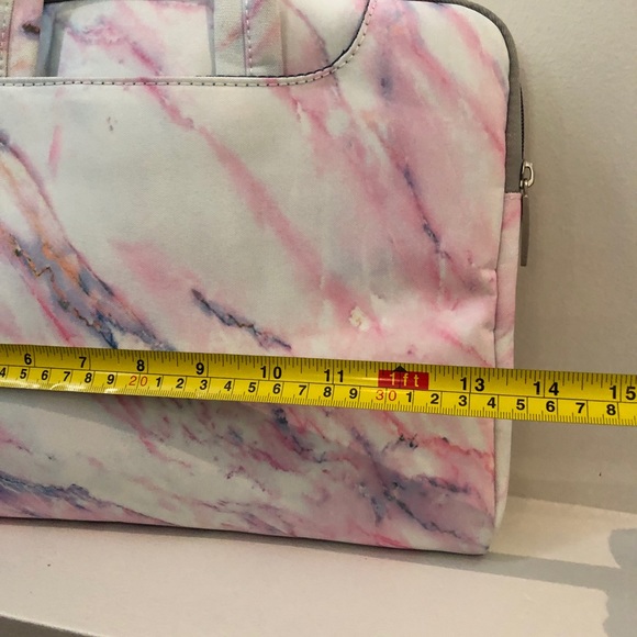 Laptop bag in white and pink marble print - Picture 7 of 8